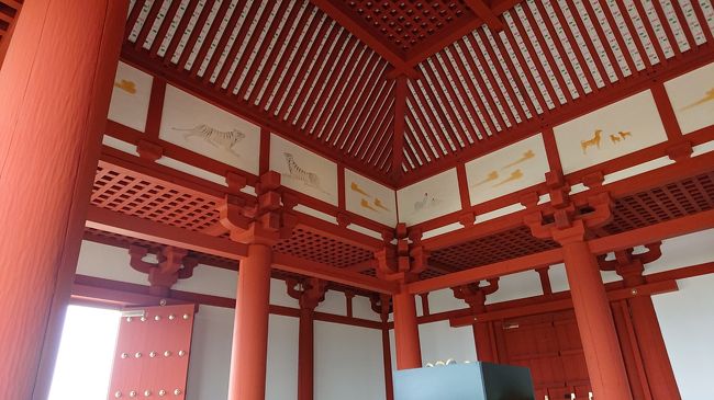 大極殿の中に入ると、ボランティアの方が、丁寧に説明して下さいました。