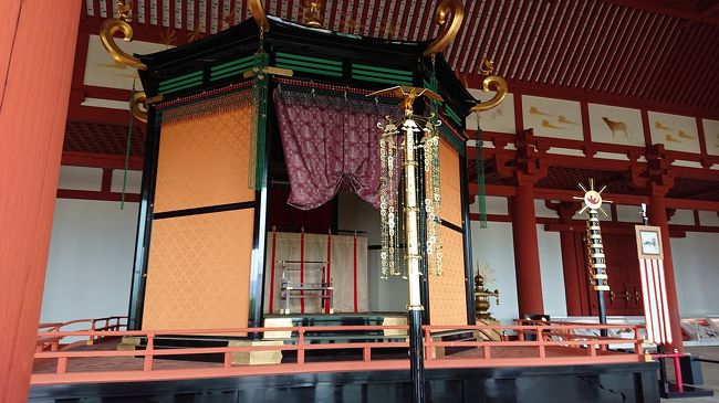 天皇の玉座。<br /><br /><br />この大極殿から、広場が見渡せます。<br /><br />天皇になったつもりで、広場にいたであろう人々に手をふってみるようにと、ボランティアの方に言われ、誰もいない広場に向かって、ゆっくりと手をふり、天皇気分を味わいました。<br /><br /><br /><br />写真が、うまく撮れていませんでした。