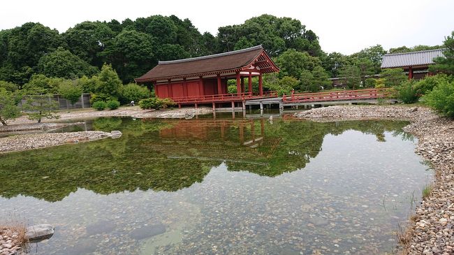 池に映る様は、宇治の平等院のようです。