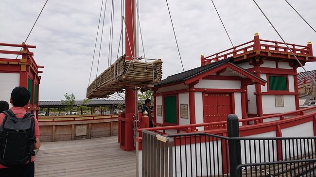 朱雀門広場の一角に、復元された遣唐使船がありました。<br /><br />無料で中に入れます。