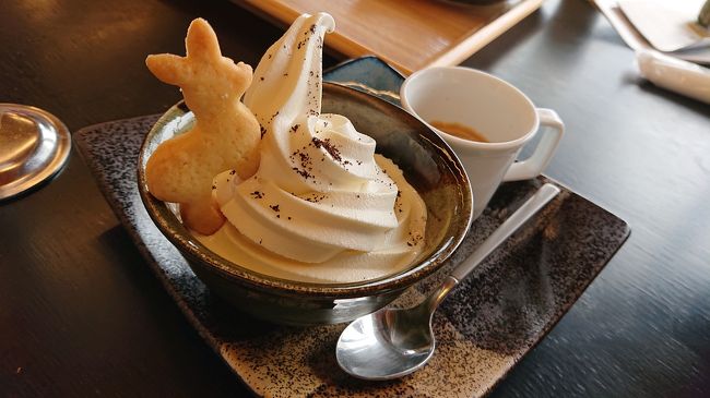 近くのカフェで休憩。<br /><br />ほうじ茶ソフトに、鹿のクッキーが乗っていました。