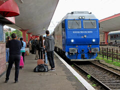 ルーマニア西部のCurticiからやって来た、10時02分発のIR473の列車は約30分遅れでブラショフ駅に入ってきました。

シナイアまでの路線距離は45kmと短く、ルーマニア国鉄のサイトから予約した運賃は2等車で355円。