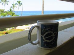 翌朝。帰国の朝です。
滞在中のロイヤルコナリゾートホテルのラナイでコーヒーを飲みながらハワイの朝をを噛み締めます。名残り惜しいなぁ。
ＡＢＣストアのレシートをためて景品にもらったコーヒーカップで。