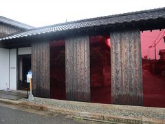 家浦港前を通り過ぎて見えてきた、02「豊島横尾館」
古民家を改修して、屋内では絵画、屋外の石庭や池をアートにした美術館。