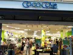 第1日目の晩ごはん
ポケ(ポキ)の美味しいお店"Coco Cove"。
数種類のポケから2種類をそのままかライスにトップしてもらいます。
その後でレジで清算します。