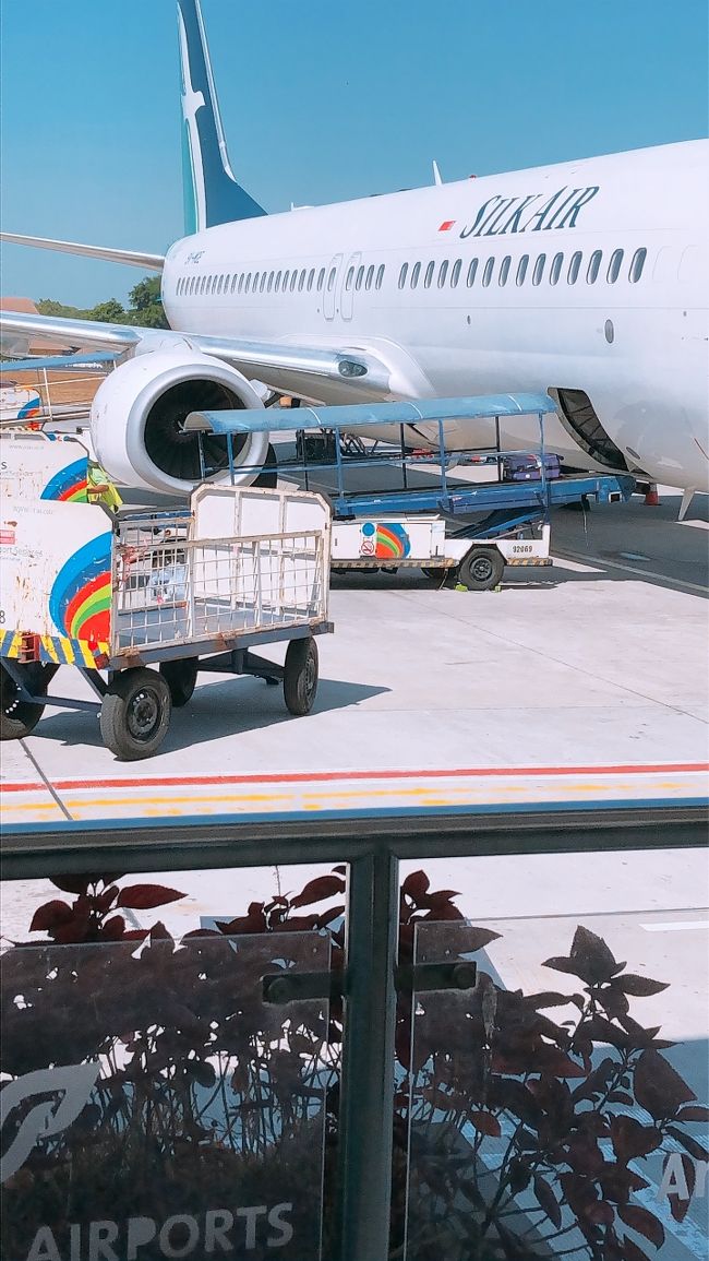 さて、アディスチプ空港に到着しました。滑走路が混んでいたようで、ジョグジャの上空を何度も旋回して着陸しました。30分ほど到着が遅れました。が、想定範囲内です。