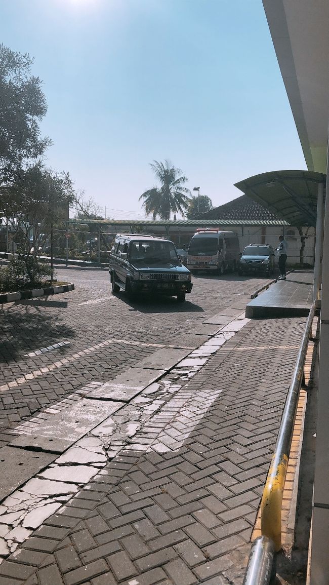 出口で1000円両替して（←空港の両替所は対応は丁寧でしたがとにかく1人にかける時間が長かったです）、市内に向かいます。<br />私はトランスジョグジャを利用しました。国際線ターミナルからバス停までですが、意外と歩きます。到着口を出て右に写真のような道があるので進んでいきます。