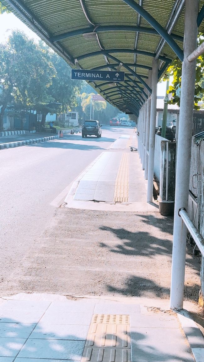 少し歩くと一般道に出ます。ここをターミナルAの表示に従って歩いて行きます。