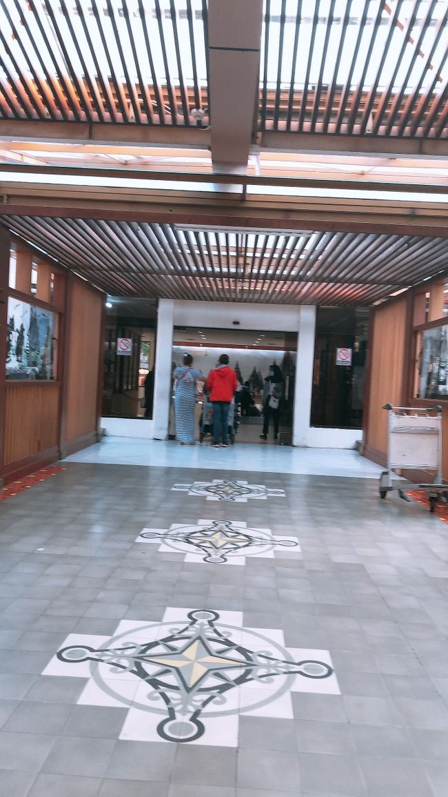 ターミナルAに着くと、写真のような入り口が左に見えてきます。ここから一度地下に入ります。