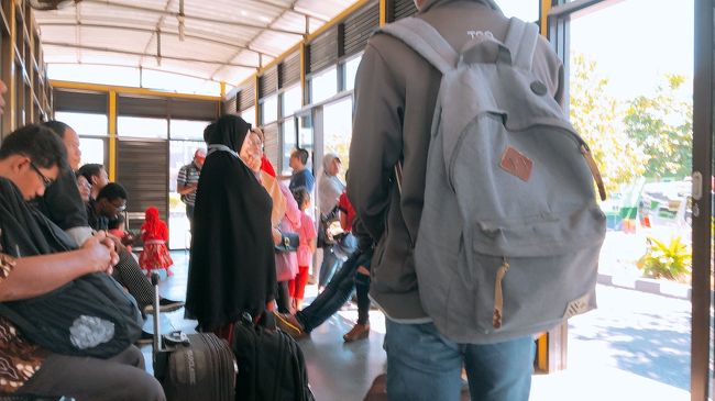 そして、地上に上がりBusの表示に従って歩くとトランスジョグジャのバス停の黄色い建物があります。<br />待っている人は多かったです。バス停にはスタッフがおり、行先を伝えておくと親切にバスが来ると教えてくれます。<br />しかし、バスが来ても停車時間が短く、そこそこ人が乗ると出発してしまうので1本バスを見送り、無理やり２本目のバスに乗りました。結局バスに乗れたのは到着して１時間後でした。１Aに乗り、マリオボロを目指します。<br />ちなみにトランスジョグジャの運賃は一律Rp3500です。