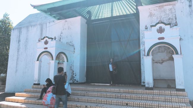 何やかんやしているうちに13時になってしまいました。ホテルに荷物を置いてからまずはクラトン（南）へ。写真はクラトン（北）の裏側のものです。