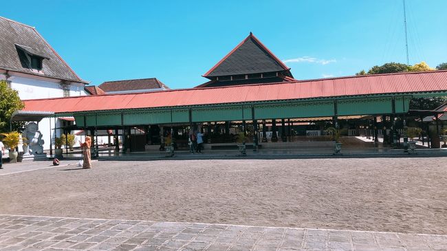 日陰で休む地元の方も多いです。<br />入り口の右側にチケット売り場があります。料金はRp15000で、カメラ持ち込みの場合はさらにかかるようですが、スマホ撮影の場合は払わなくてOKです。