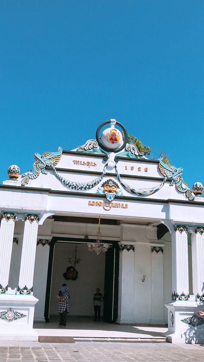 白くて綺麗な入り口です。