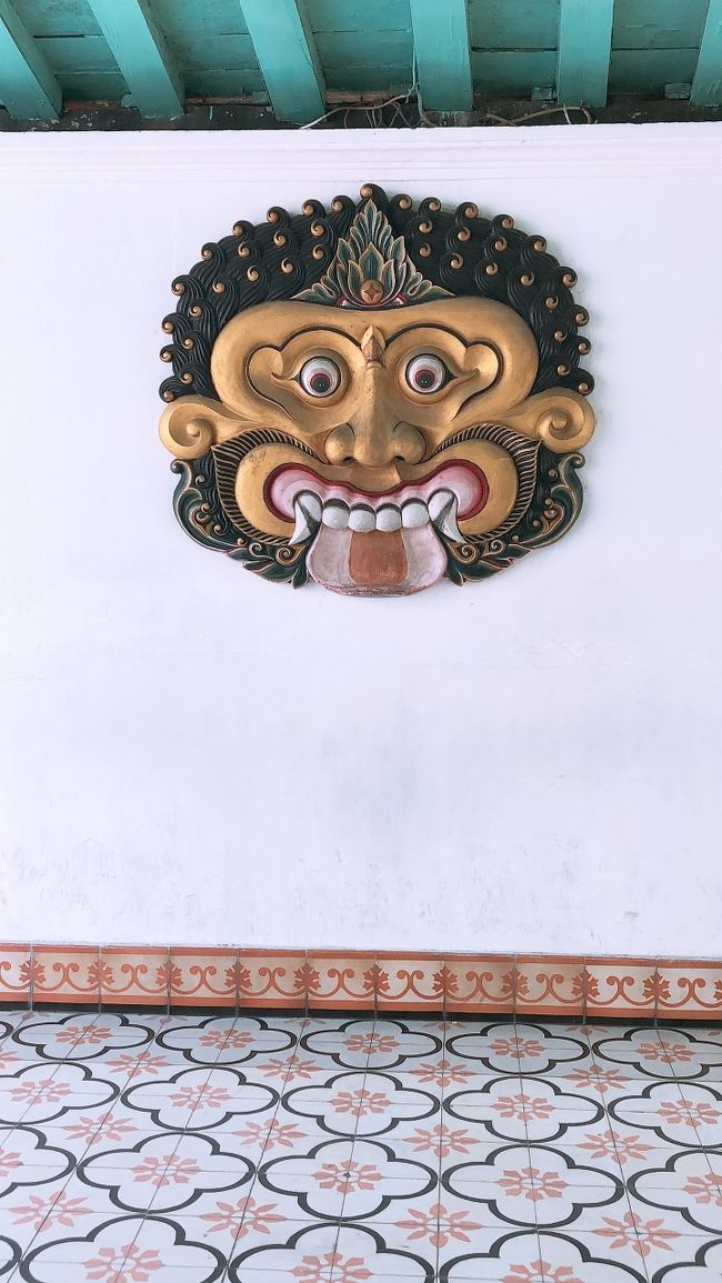 魔除けのカーラもいます。<br />30分ほど見学して、次はプランバナン寺院に向かいます。<br />迷いながらプランバナン行きのバス停（バス停名：Senopati）を見つけます。