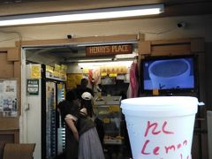 おやつ
ホテルで荷物整理を済ませ、ピンクライントロリーでアラモアナは向かい、まずは職場の同僚へのお土産を買いまくりました。
果物シャーベットが有名な高橋果実店(ヘンリーズプレイス)でおやつ。
目指すスイカアイスは売り切れでしたが、このアイスも美味しかったです。
シャーベットアイスはどれも＄6です。