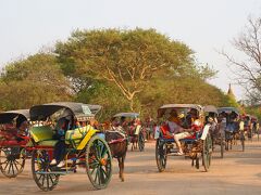 中国人観光客がツアープランの一部で利用しているようで、延々と続く馬車の列。
馬車が砂を巻き上げるようでマスク姿にサングラスで身を守る人が多かった。