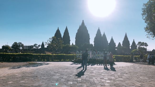 チケットとウェルカムドリンクをもらってようやく入場です。<br />プランバナン寺院群のメイン、ロロ・ジョングラン寺院です。午後は逆光でしたが、素晴らしい！