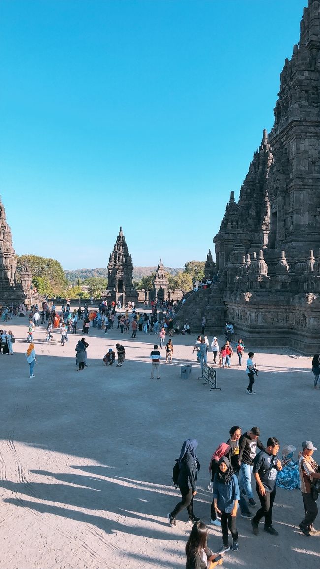 土曜日ということもあってか、地元の観光客も多い印象でした。インドネシア人は格安で入場できるので、憩いの場にもなっているのかなぁ、と広場で遊んでいる子供を見て感じました。