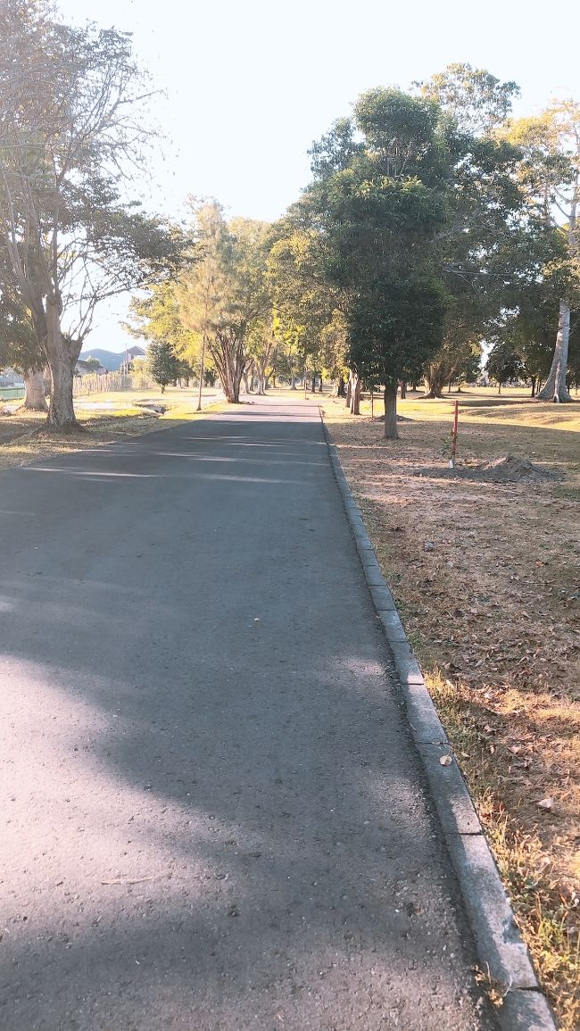 さて、ロロ・ジョングラン寺院を後にして、史跡公園内の道を歩いて行くといくつかの小さい遺跡があります。レンタサイクルや観覧バスに乗って行くこともできます。