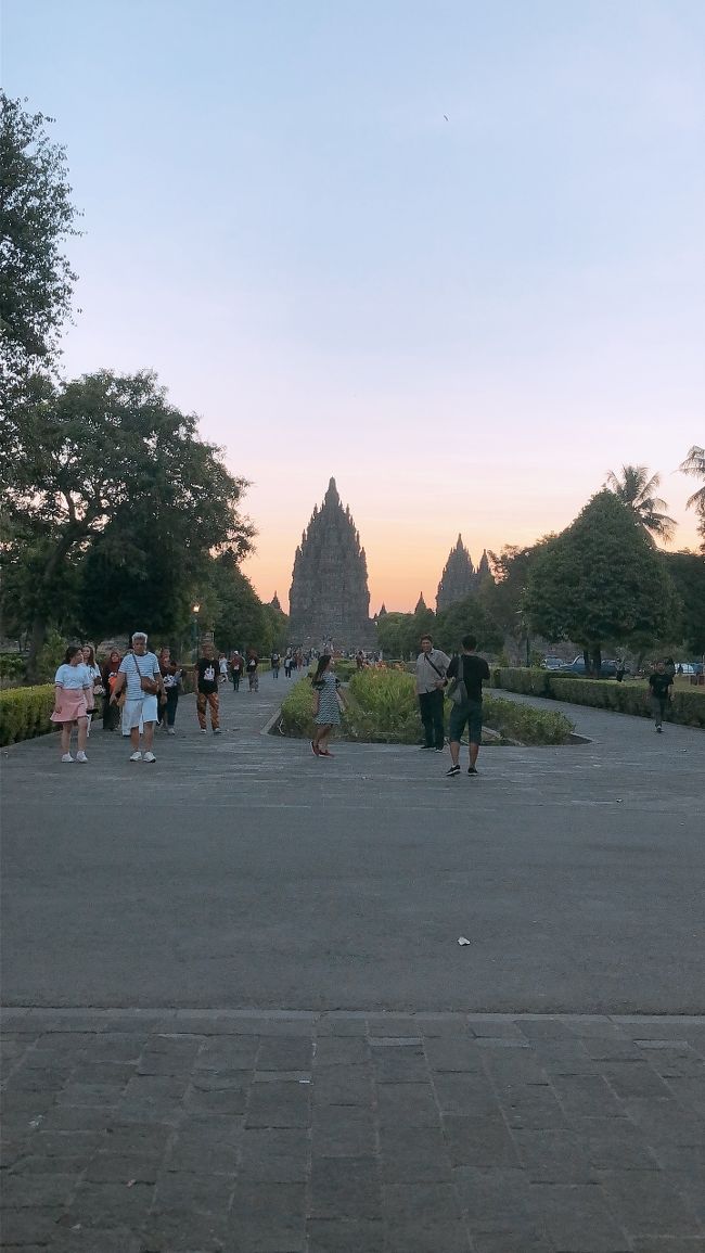 17時半。日も暮れてきたのでプランバナン寺院を後にします。