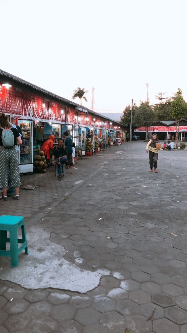 出口の先には露店が並んでいます。<br />このプランバナン寺院の出口は入り口とは場所が異なります。そのため、トランスジョグジャのバス停に戻るには行き以上に距離があります。<br />史跡公園内にはあれほど人がいたのに、歩行者が少ないからびっくりです。<br />歩いてバス停まで戻られる場合は明るいうちをおすすめします。<br />私は道もよくわからず、外も暗くで半泣き・・・（笑）<br />駐車場出口から出たのですが、出て右に歩いて行くとバス停がある大通りに出ます。大通りを渡り、そこを史跡公園に沿ってしばらく歩くとバス停です。ちゃんとした歩道がないところも多かったです。