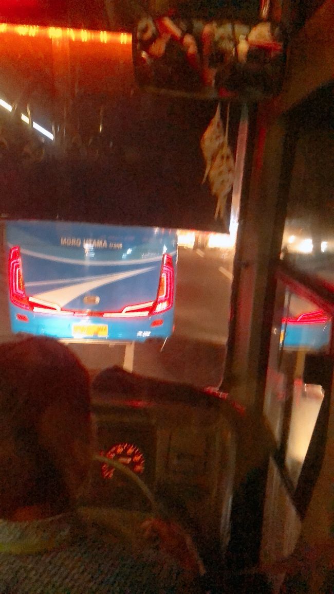 18時過ぎにトランスジョグジャ１Aに乗りマリオボロ通りに向かいます。<br />写真の、中央の線から左側は路肩です。こんなにはみ出しながらクラクションをバンバン鳴らしてスピード上げて走るバスは10か国以上旅して初めてです。