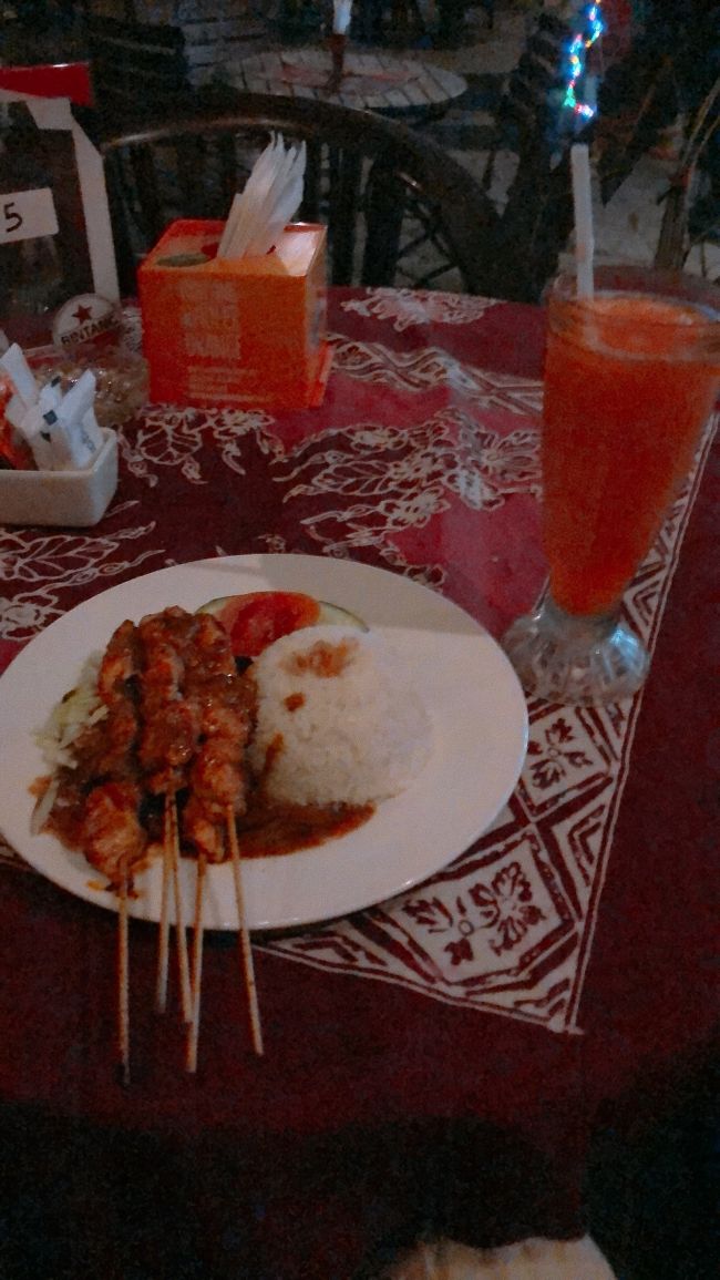 サテーとパパイヤジュースを注文しました。美味しかったです。このようなお米を食べると東南アジアに来たな～と思います。<br />値段は400円ちょっとでした。
