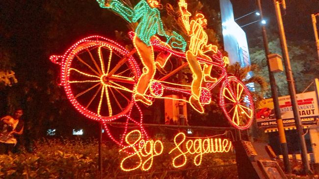 いつも早くホテルに戻ろうとは思っているのですが、今回も22時ごろまでうろうろしてしまいました。しかし、女一人でも特に怖い思いはしませんでした。<br />明日はボロブドゥールに行きます！