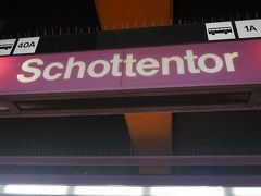 ●Schottentor駅

途中、Karlsplatz駅で2号線に乗り換えました。
この駅が、ホテルの最寄り駅です。