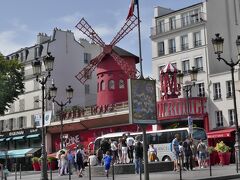 そののち今度はメトロ2号線でパリ・ロマン派博物館を訪れた
ムーラン・ルージュの赤い風車がけだるいように回っていた

夜は輝きを増して怪しく光るのだろう（夜に訪れたことがないのでワカリマセン）
