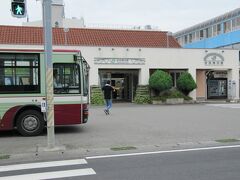 安房鴨川駅に着きました。次の電車まで１時間。やはり刺身を堪能したく。