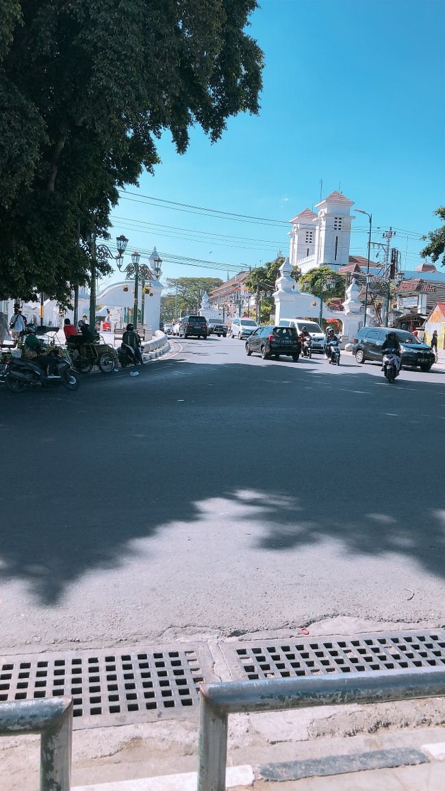 ジョグジャに着きました！と言いたいのですが、その前に注意点をひとつ。<br />それは道の横断です。ジョグジャ市内は車も多い上、バイクも多いです。中心部の交通量はかなり多く、横断歩道はあるものの、歩行者という概念はほぼありません。地元の方は渡れる隙を見計らって横断していました。<br />そのため、時間帯によってはなかな進めず、徒歩の際の目的地の到着時間の予想が難しいです。また、大きい荷物のある方や、小さいお子さんがいる場合はタクシー等の移動をおすすめします。<br />滞在中に、目の前でバイク同士の事故を目撃しました。くれぐれも事故に巻き込まれないよう、お気をつけください。