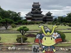 高山から二時間ほどで松本城に到着しました。