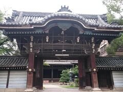 久宝寺で大きな役割を演じた顕証寺の山門。