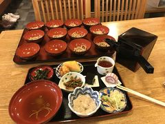 　岩手で食べようと決めていたわんこ蕎麦で昼食。薬味はくるみの入った山芋とろろが美味しかったです。

（そろそろ、お腹は空いてないのに、ついつい美味しくて食べてしまう贅沢状態、「常にお腹いっぱい」状態が始まりつつあります。これ、海外在住日本人が一時帰国した時の「あるある」です）