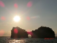 アドベンチャーワールドを満喫した後は、円月島へ。

夕日がきれいとのこと。
到着した時は、まだ太陽は上の方。日が沈むと丸の中に太陽が入るそうで・・・。