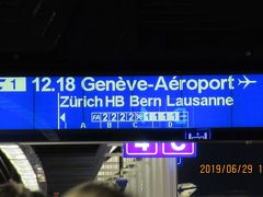 スイス国鉄のチューリッヒ空港駅

ジュネーブ空港行きに乗ってローザンヌ乗換でヴヴェイまで。
スイス国鉄はこの行先案内板で1等・2等がホームのどの辺りに止まるのか分かる。
飛行機が遅れてもいいように、Saver Day Passという日付限定で乗車時間はいつでもよいというチケットで予約したが、予定通りの時刻に乗れた。ハーフフェアカードがあって発売直後の予約だと1等でも安い。