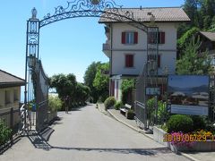 いつか行きたいと思っていたル・ミラドール　Le Mirador Resort & Spa

Mont-Pelerin駅前から1分でホテルのこの入口に到着。
ケーブルカーからはレマン湖畔のかわいい家での豊かな暮らしぶりが見られてよかったので、冷房なしで南斜面で日差しガンガンとはいえケーブルカーはお勧め。ただ駅からホテルまでは下り坂なので行きはいいが、この坂をスーツケースを引き登るのは無理。ケーブルカーを使うなら、行きがよいと思う。