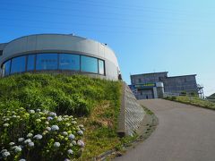 では坂道を登って……。