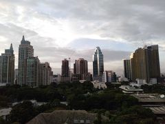 セントラルエンバシーの裏側の眺めです。
高層ビルと緑の公園のバランスが丁度いい感じです。
バンコク素敵です。