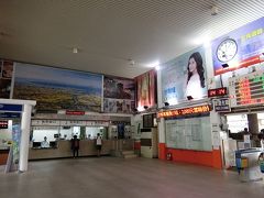 宜蘭駅の切符売り場、改札。


