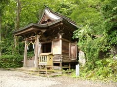 地主神である「九頭龍大神（くずりゅうのおおかみ）」を御祭神とする九頭龍社。
パワー注入！！