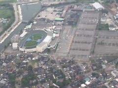 富山きときと空港への着陸降下で(左側座席から)見えてくる競輪場