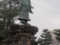 明治紀念之標に立つ日本武尊像