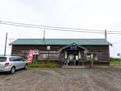 プランBに切り替え、釧網本線を北浜駅から2.8km西にやはり駅舎内に食堂のある駅があるのでやってきました。