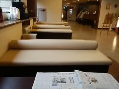 今日も長時間電車の日、そして諏訪神社訪問、諏訪歩きが始まる
よく歩きそうだなー・・・
出かけるまでに朝食摂って、コーヒー飲みながら新聞読みます