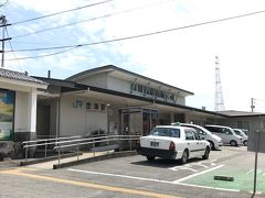 うさぎ島を堪能し、お次は竹原地区へ向かいます。
電車までちょっと時間があるので、涼しい駅舎でしばし一休み。