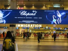 チャンギ国際空港ターミナル2に到着しイミグレーションに行くまでに、免税店などがあるエアサイドを通り抜けるため不思議な感じでした。
夜中の到着だったので、イミグレーションもスムーズに進みました。
親指の指紋チェックがありました。