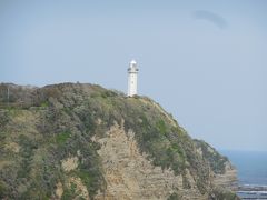 勝浦灯台も崖の上にそびえたっています。