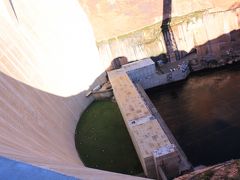 Visitor Centerからトンネルを通ってダムの堰堤の上へ
上からのぞき込むだけでも足がすくむほど高いです。